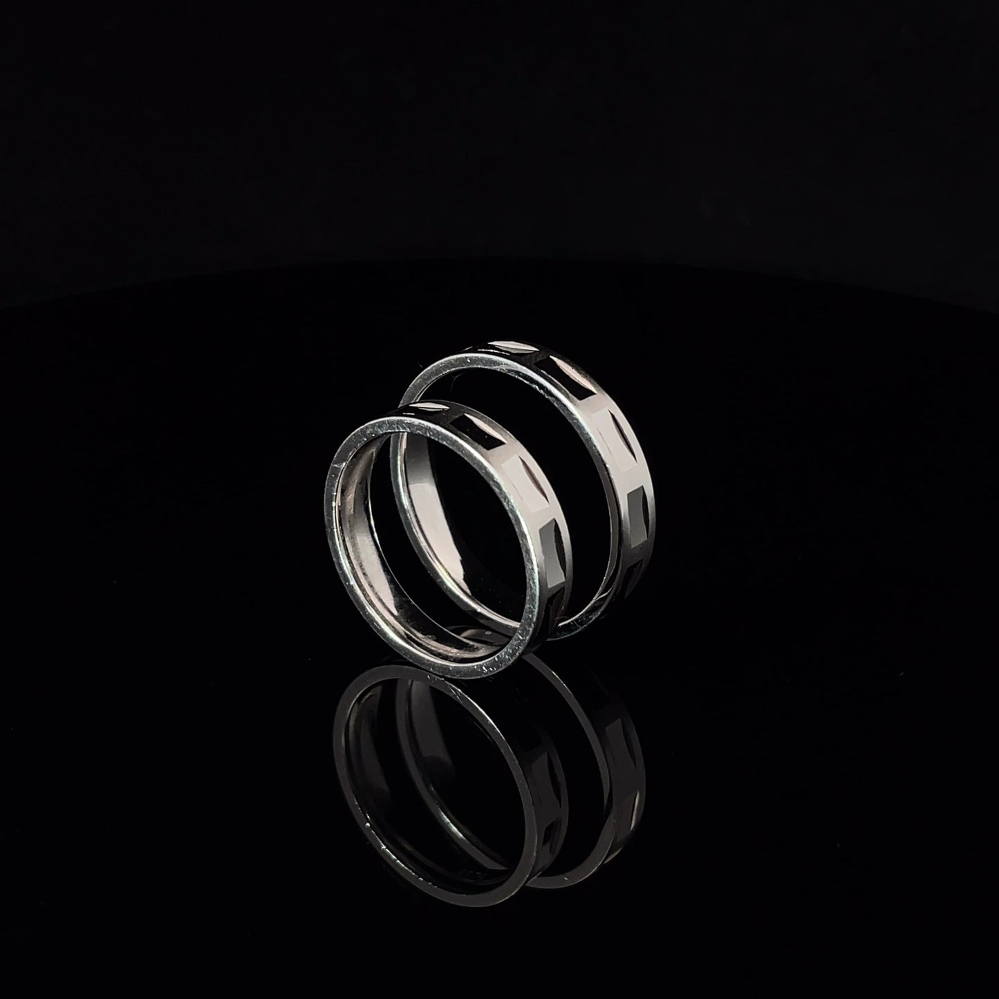 GEOMETRIC STERLING SILVER COUPLE BAND RING