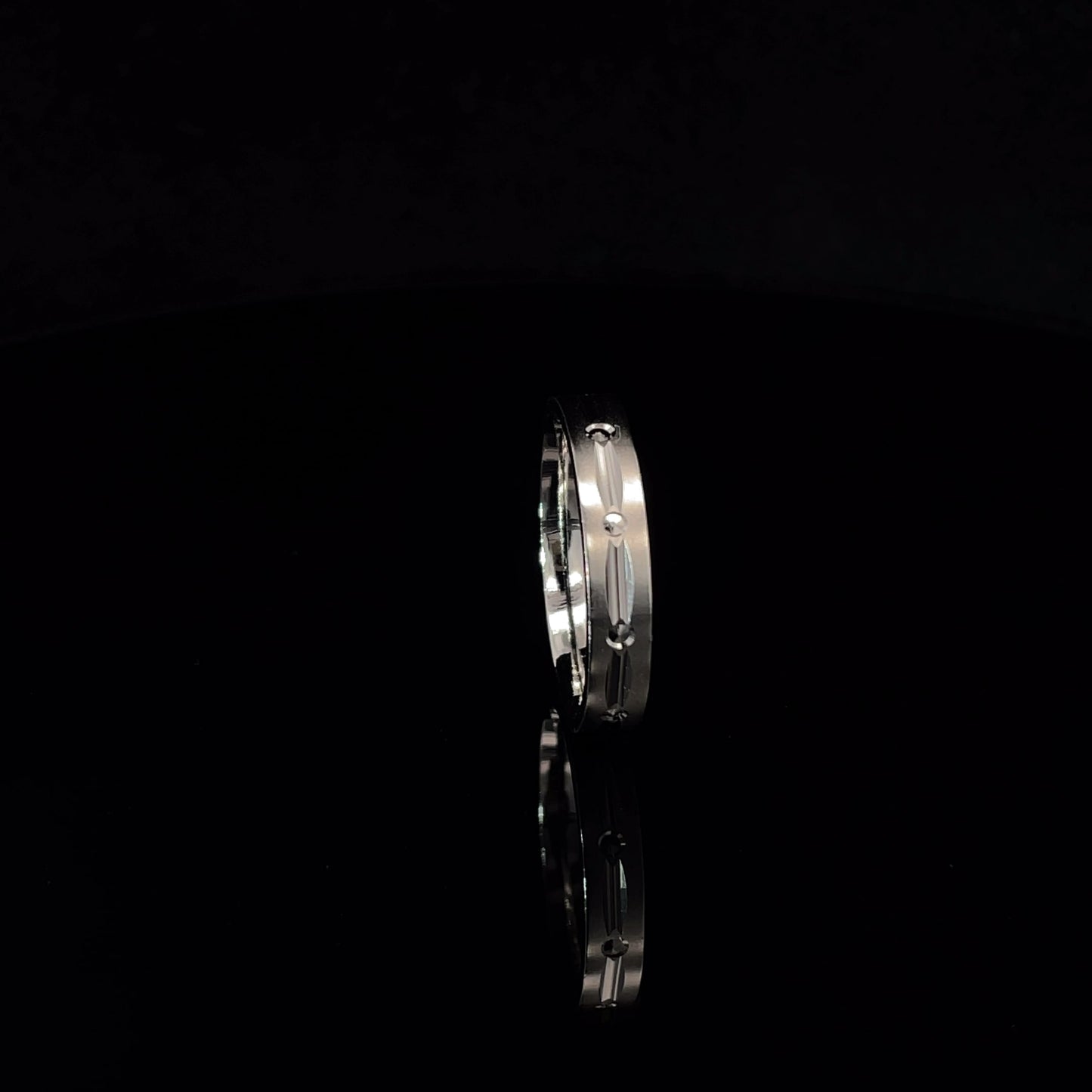 CUTLINE ACCENT STERLING SILVER BAND RING