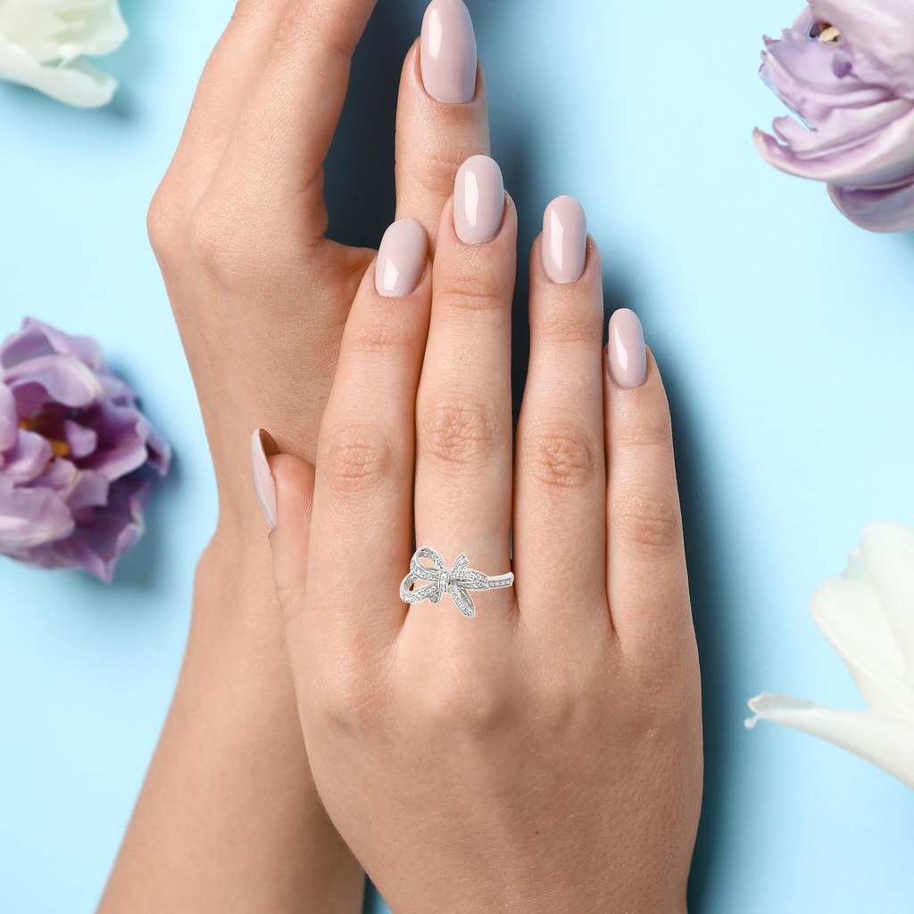 SPARKLING BOW TIE RING IN SILVER