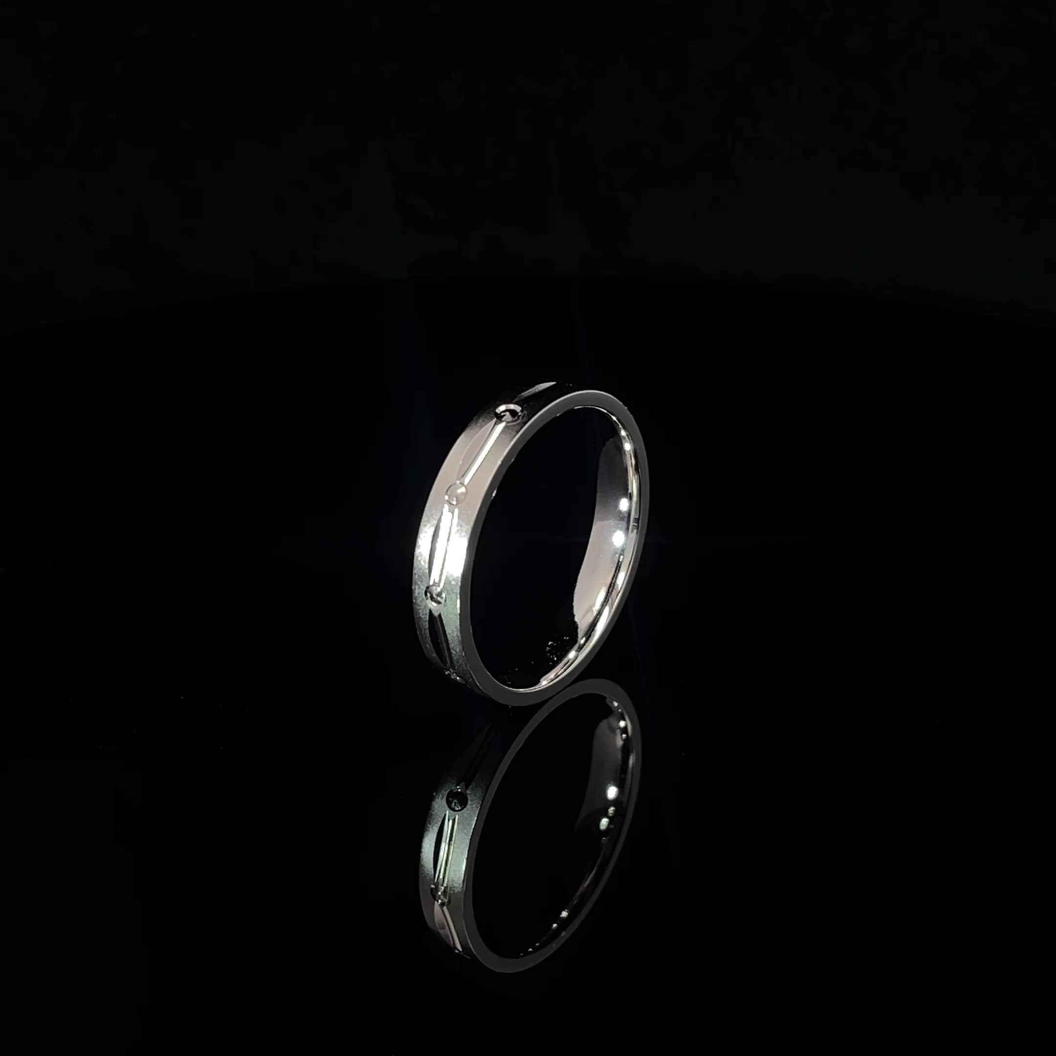 CUTLINE ACCENT STERLING SILVER BAND RING