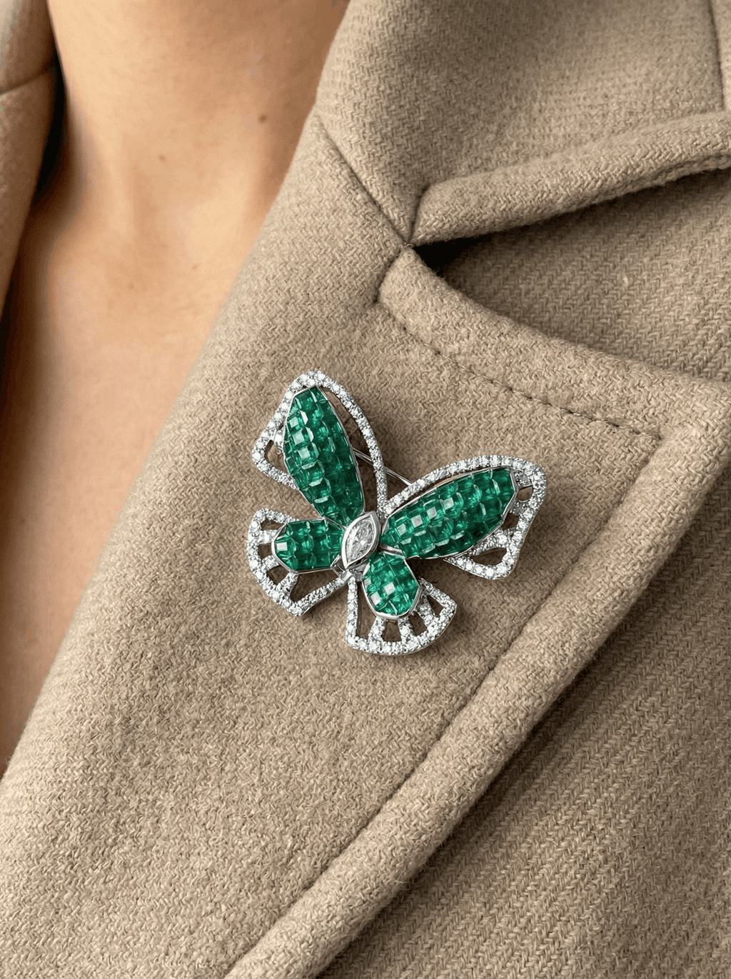 EMERALD FLUTTER SILVER BROOCH