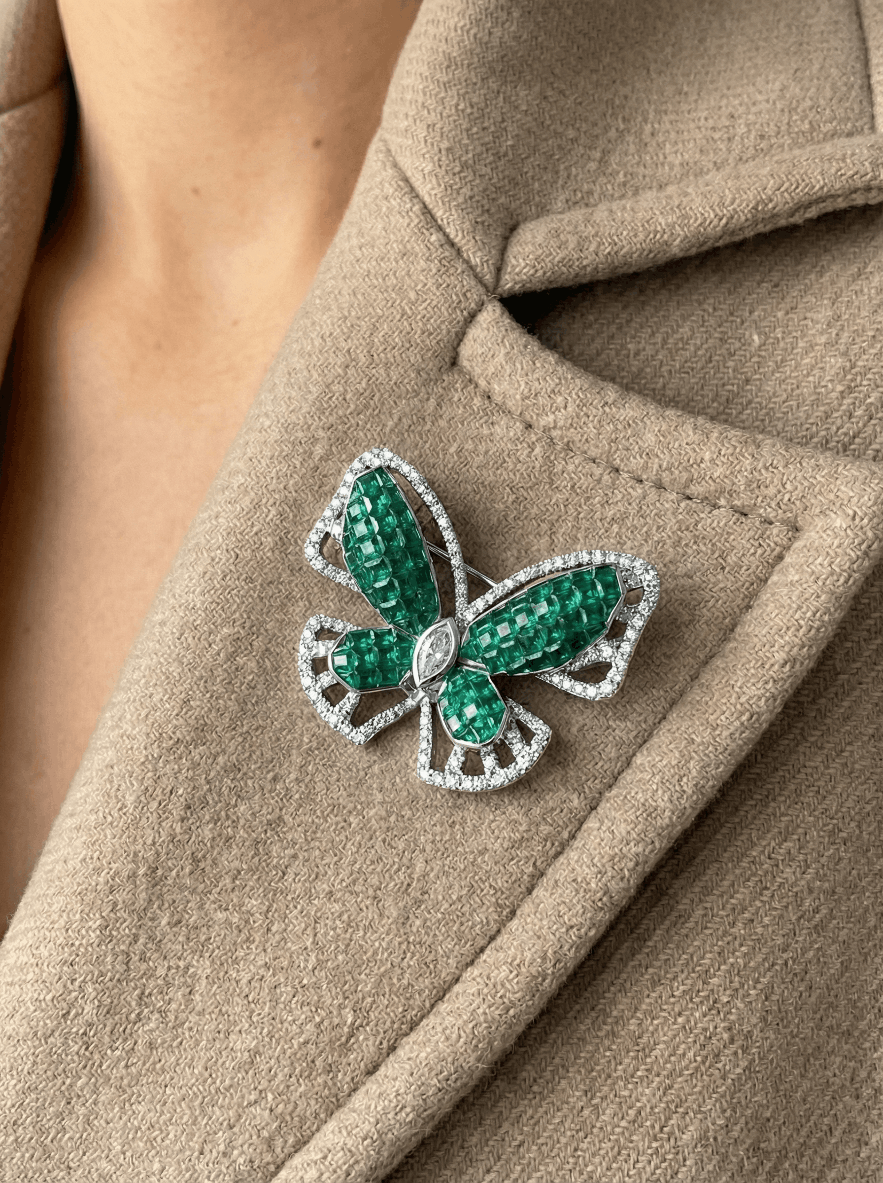 EMERALD FLUTTER SILVER BROOCH